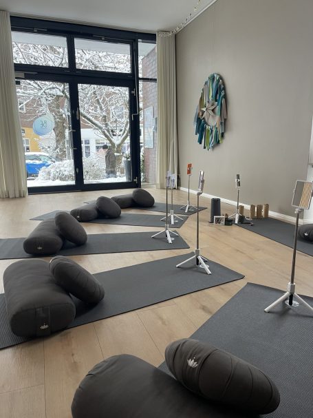 Face Yoga im BeStudio in Volksdorf Ein Raum mit Yogamatten, Bolstern, Decken und Spiegeln auf Stativen im Halbkreis angeordnet